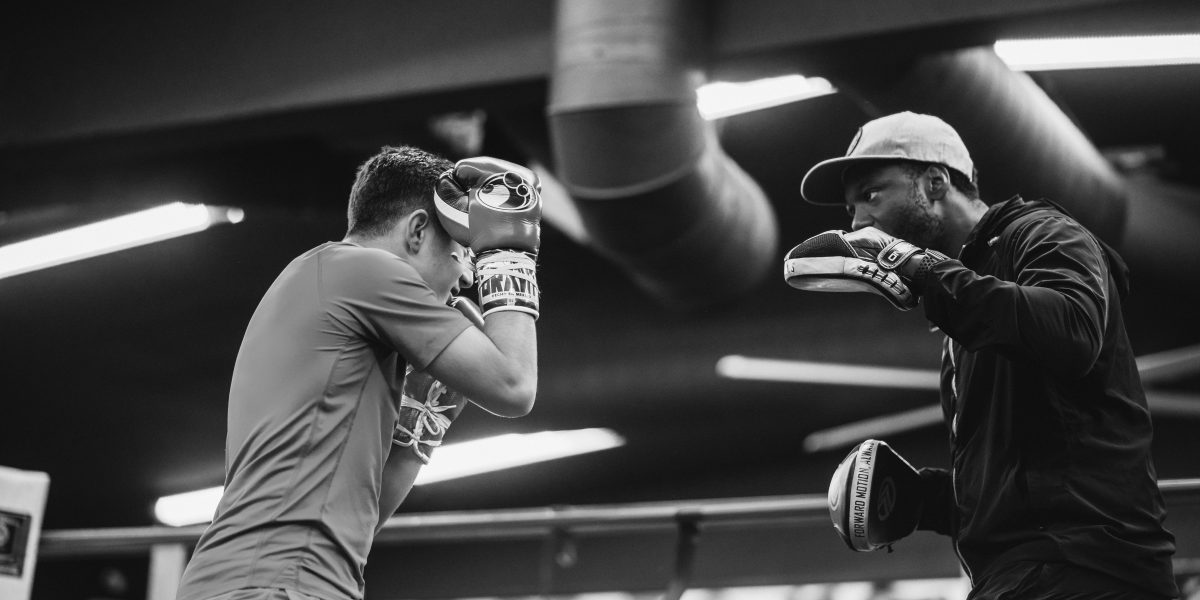 Jongere met bokstrainer